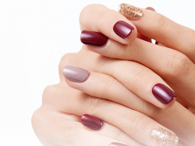 Burgundy and gold glitter manicure for evening occasions