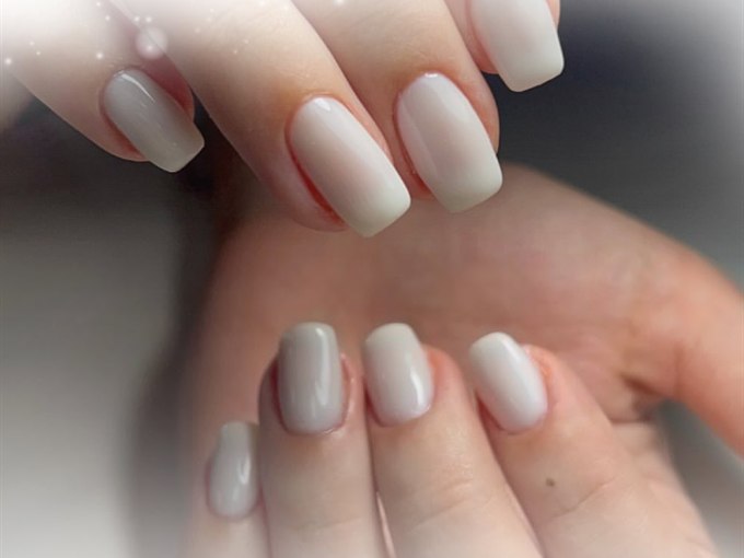 Greige milk-bath manicure on short square nails